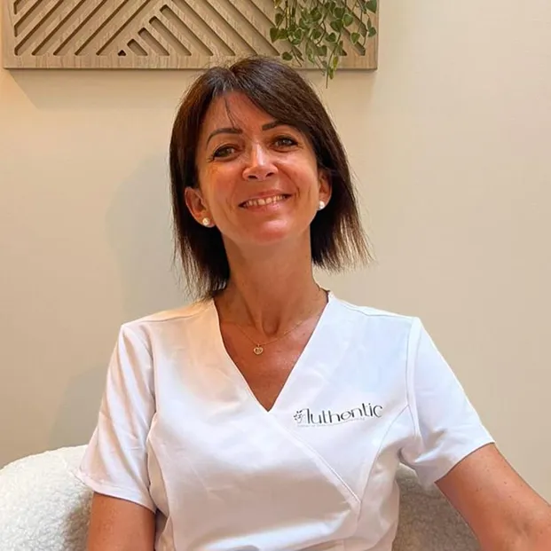 Portrait de l’esthéticienne souriante